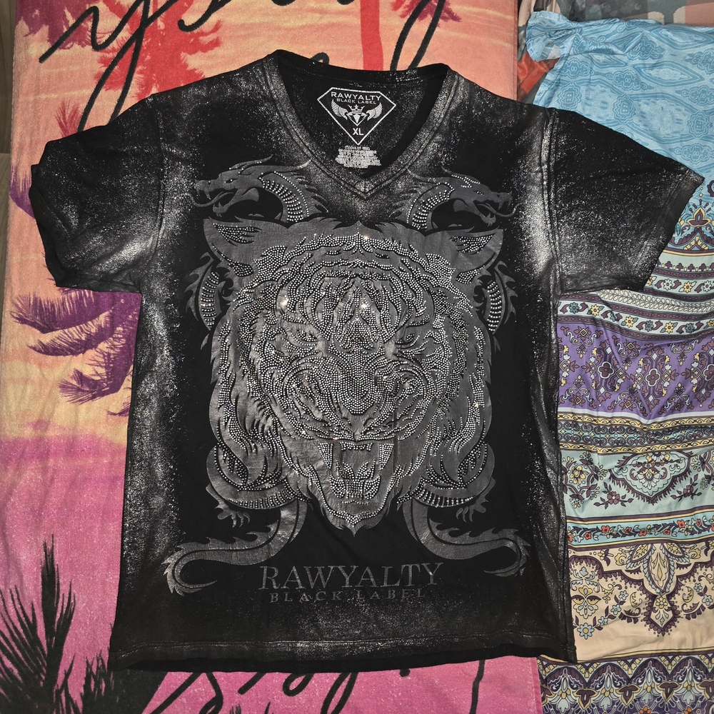 Rawyalty Black Label Tiger Graphic V-Neck Tee - Black